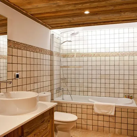 Chalet Maison De Village Chaleureuse Au Centre De Courchevel, Pres Des Pistes, 8 Pers, 4 Ch, Luxe Et Confort - Fr-1-568-18 *